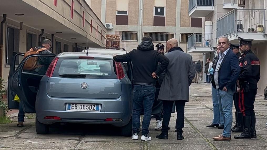 Cabizza di spalle che sale nell'auto dei carabinieri <em>(foto Chessa)</em>