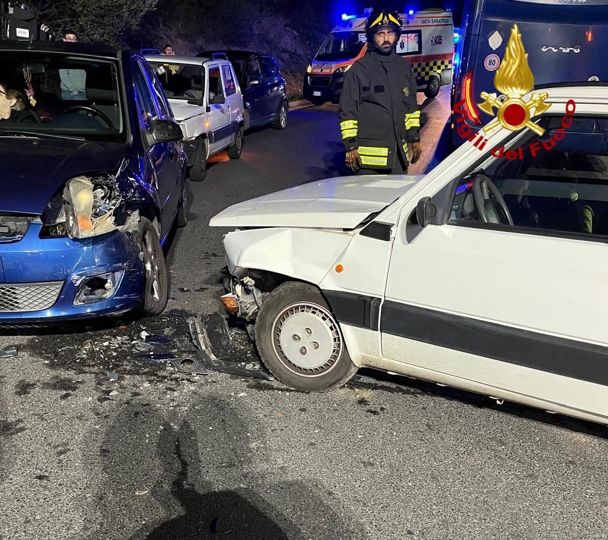 Scontro tra due auto, quattro feriti