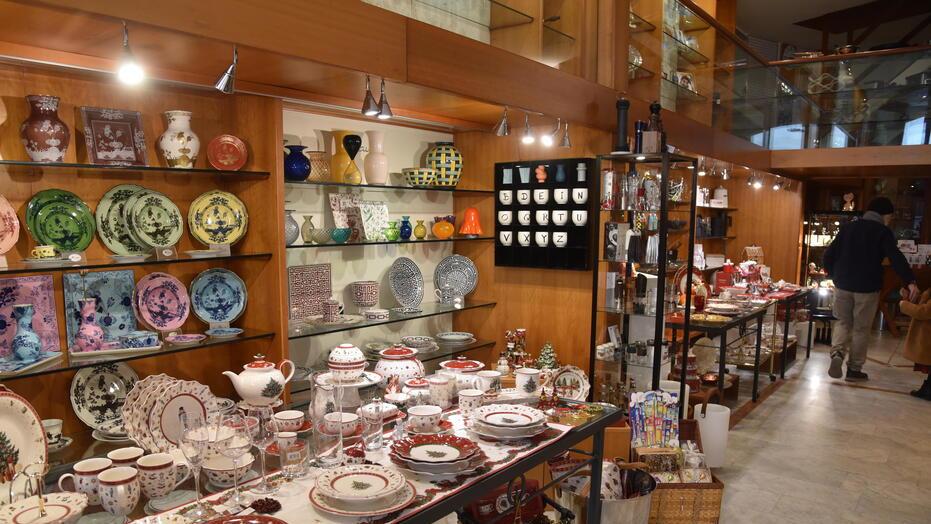 L'interno del negozio (foto Agenzia Bf)