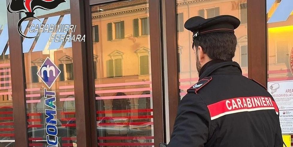 Copparo, manda i carabinieri in banca e blocca la truffa del marito