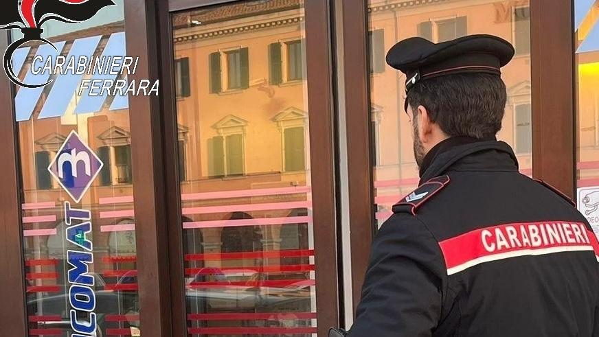 Copparo, manda i carabinieri in banca e blocca la truffa del marito
