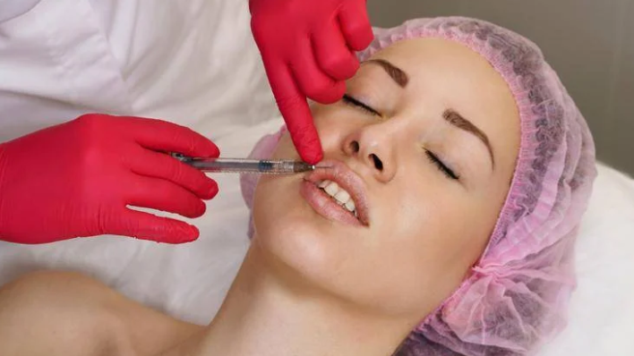 Ritocco estetico (<a href="https://it.123rf.com/free-photo_122066328_le-mani-del-cosmetologo-sono-primi-piani-che-iniettano-acido-ialuronico-nel-labbro-superiore-della-r.html" target="_self">123Rf</a>)