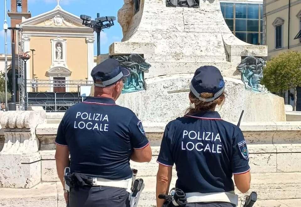Cecina, in fuga dopo il furto in negozio: inseguito e bloccato dai vigili