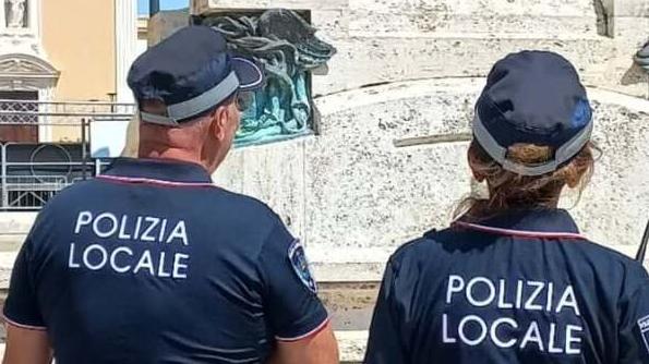 Cecina, in fuga dopo il furto in negozio: inseguito e bloccato dai vigili