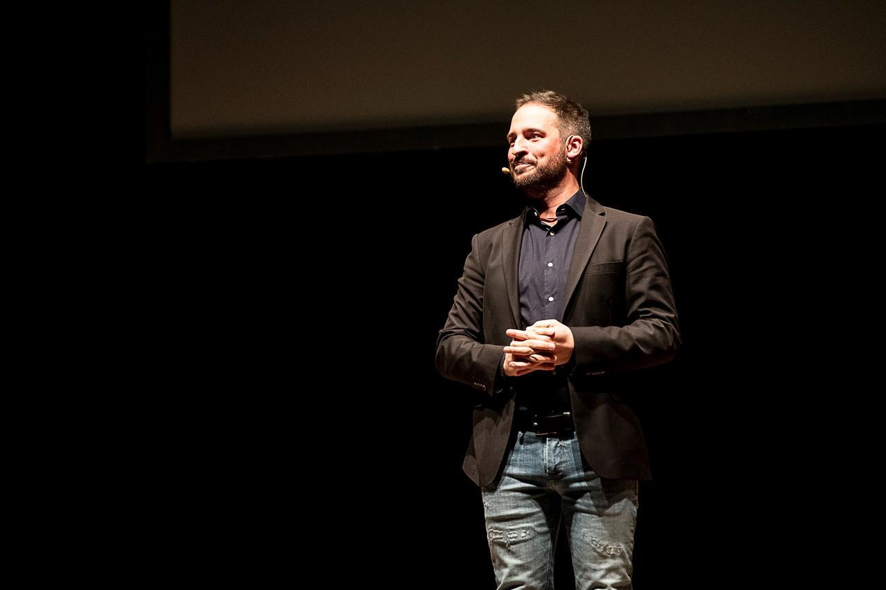 Caccamo protagonista al Nuovo di Ferrara: «Ridiamo insieme, è liberatorio»