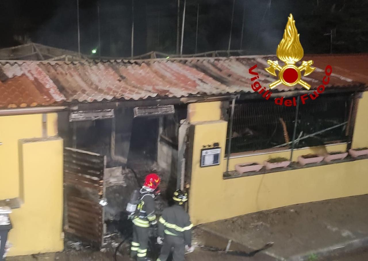 Sassari, a fuoco un bar vicino alla chiesa: ingenti danni