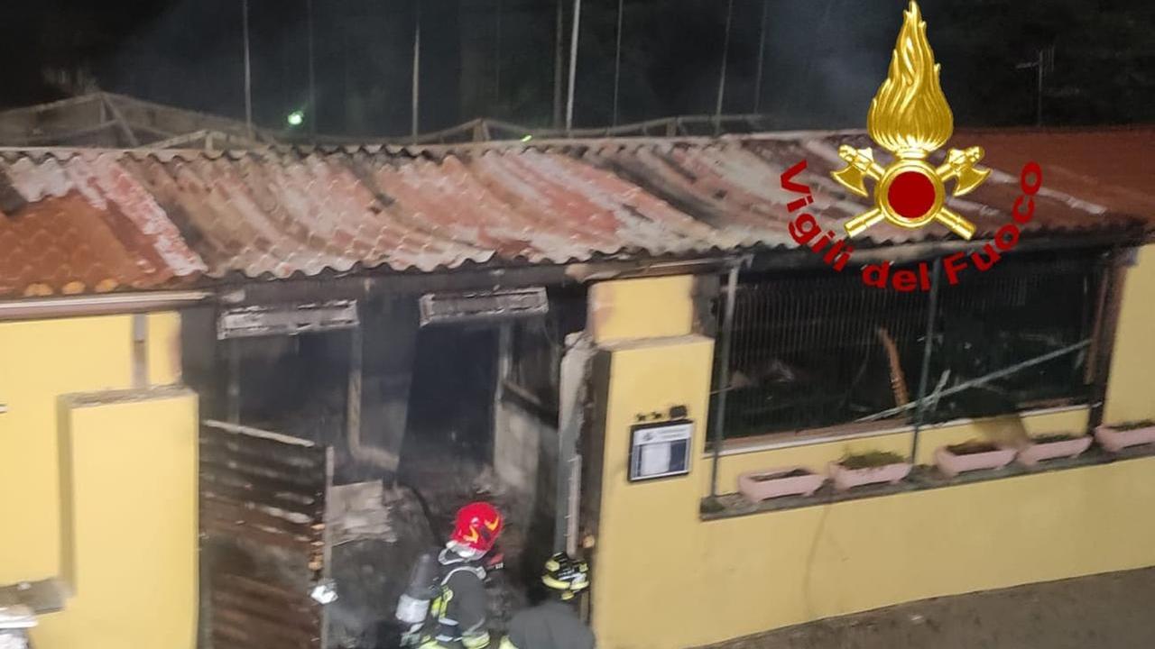 Sassari, a fuoco un bar vicino alla chiesa: ingenti danni