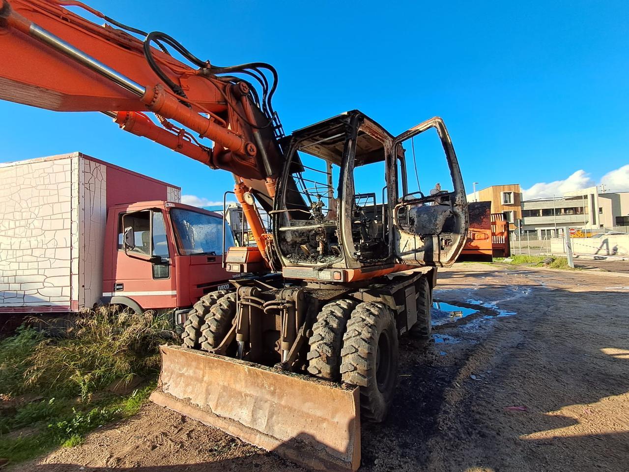 Attentato incendiario a Olbia: bruciati tre escavatori
