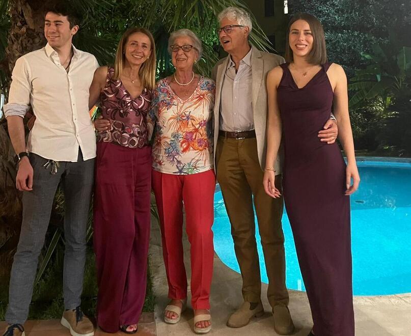 
	Maria Grazia Biondi al centro con la sua famiglia


