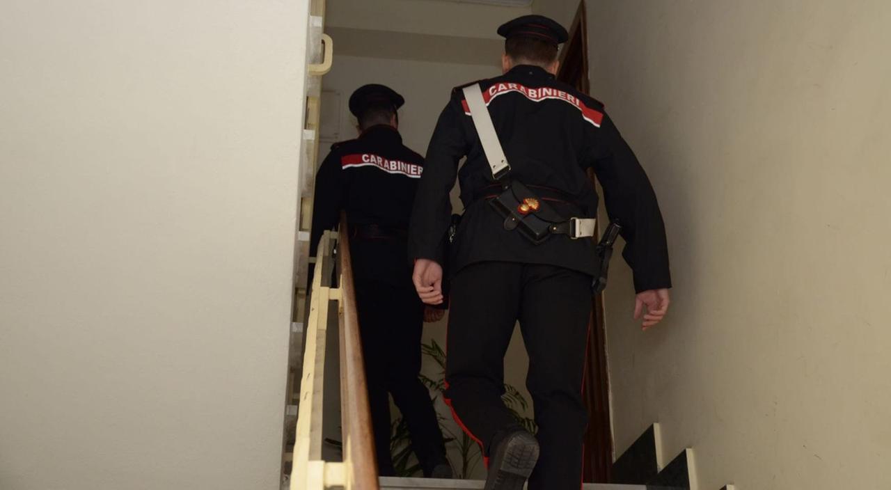 Aggredisce la madre e il fratello poi si scaglia contro i carabinieri: arrestato