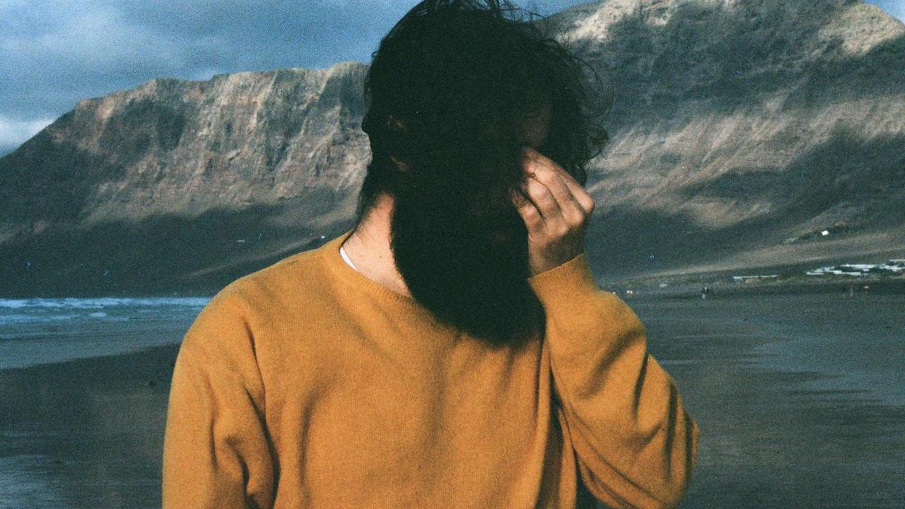 Iosonouncane si racconta: «Cresciuto in un paese di miniere dove i cognomi sardi erano esotici»