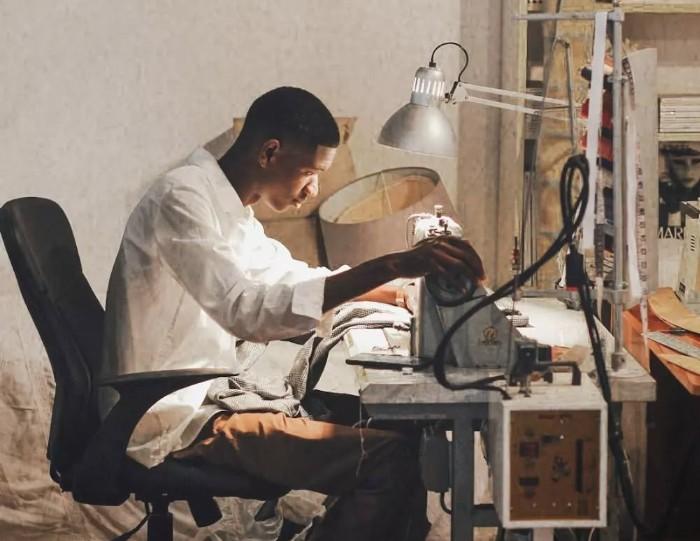 Il giovane sarto italo-senegalese che nelle sue creazioni fa dialogare culture diverse