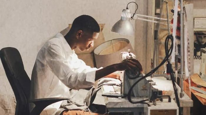 Il giovane sarto italo-senegalese che nelle sue creazioni fa dialogare culture diverse