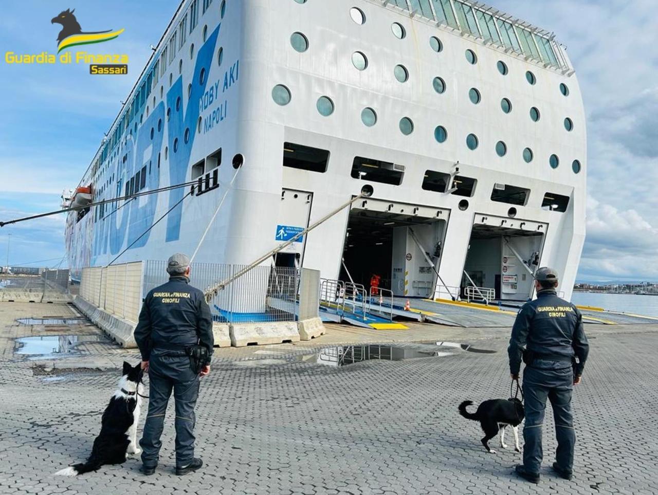 Arrestato allo sbarco da Genova: 52enne non poteva allontanarsi dal nord Italia