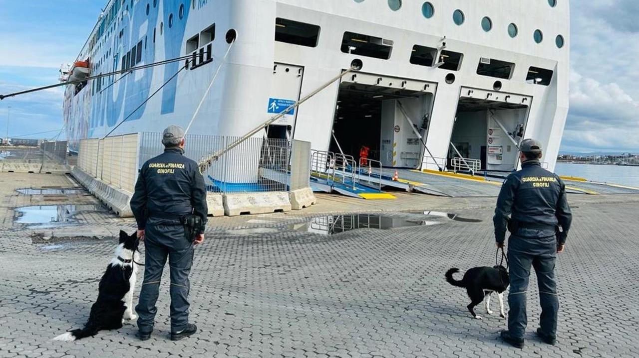 Arrestato allo sbarco da Genova: 52enne non poteva allontanarsi dal nord Italia