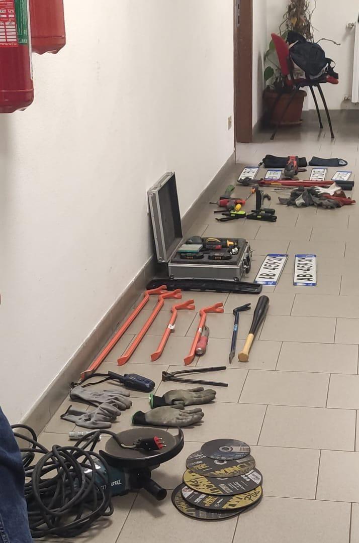 Fabbrico, arrestato per spaccio: nella sua casa passamontagna, ricetrasmittenti, scacciacani, targhe false e refurtiva