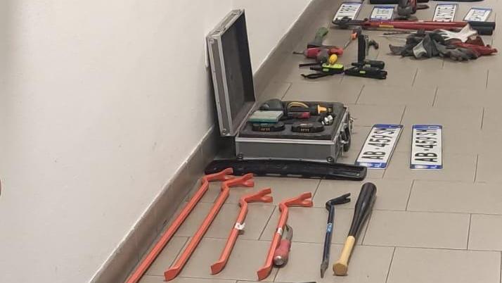 Fabbrico, arrestato per spaccio: nella sua casa passamontagna, ricetrasmittenti, scacciacani, targhe false e refurtiva