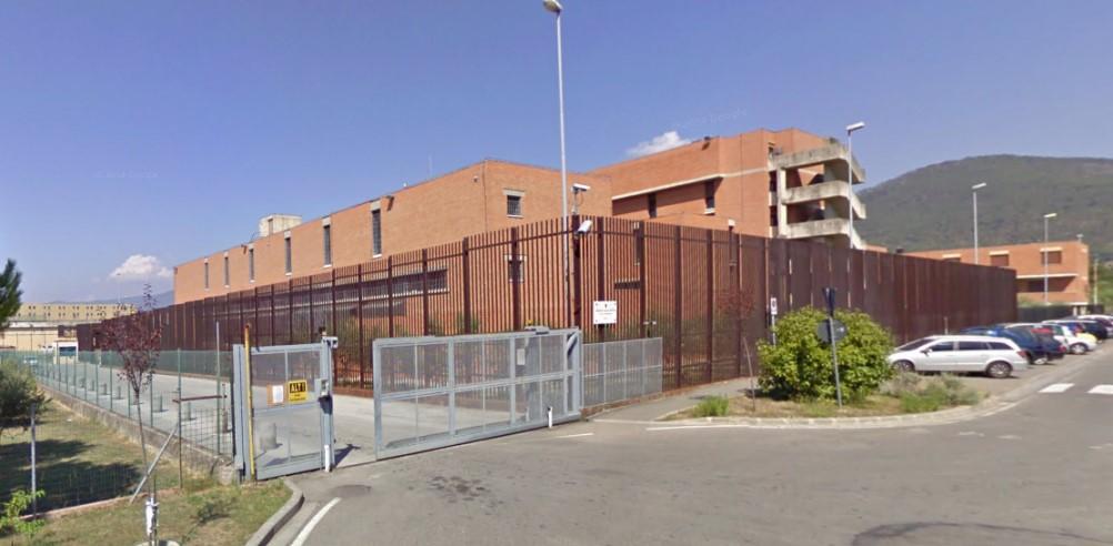 Pestaggio nel carcere di Prato, pentito di mafia prende a seggiolate in testa un agente