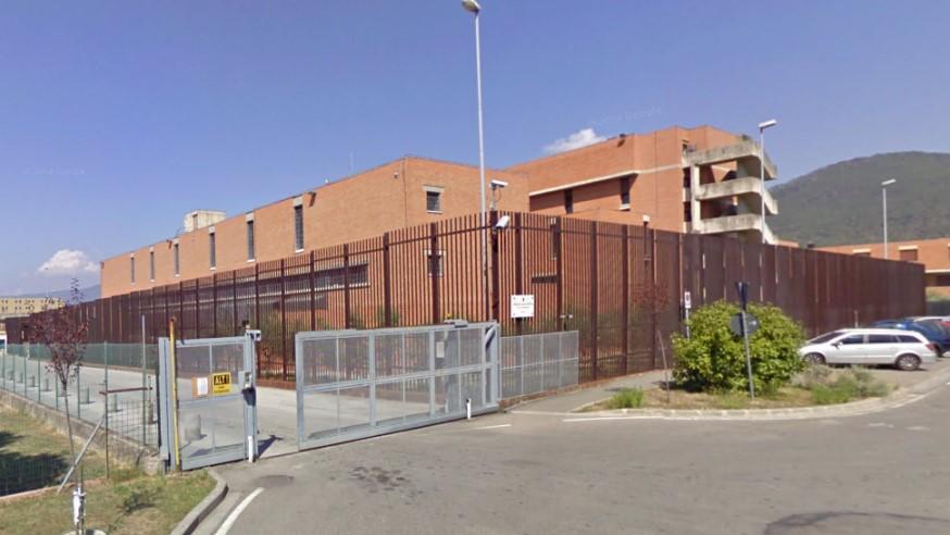 Pestaggio nel carcere di Prato, pentito di mafia prende a seggiolate in testa un agente