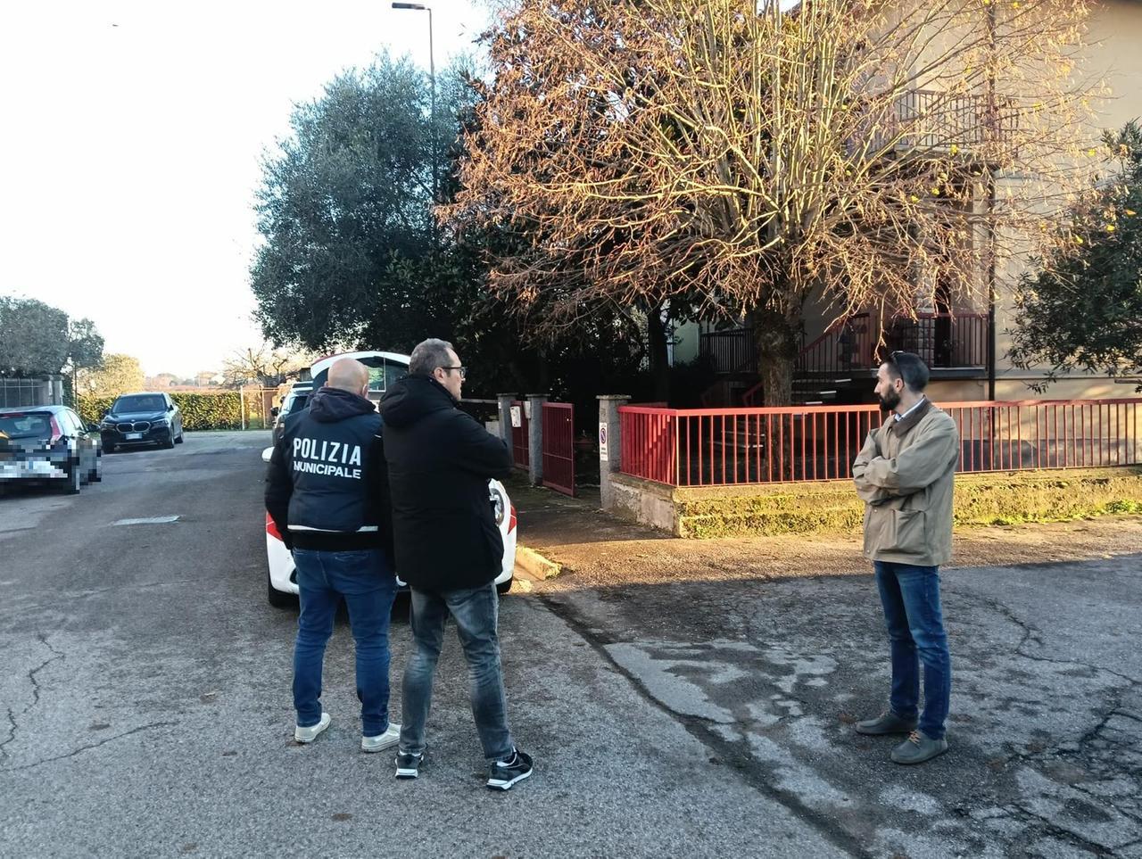 
	La strada in cui si trova la casa in cui &egrave; stato ritrovato il 32enne (foto: Misericordia Campi Bisenzio)


