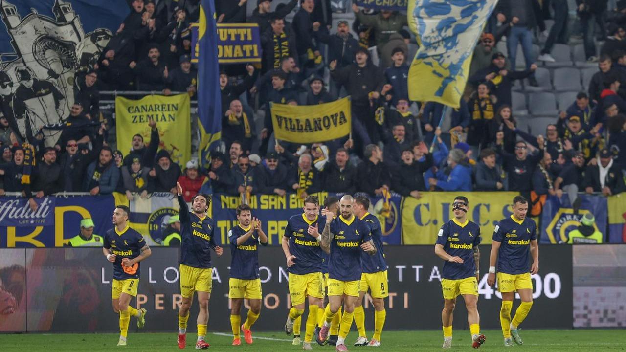 L'esultanza del Modena sotto la curva ospiti