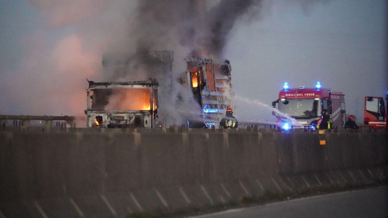 Il camion a fuoco in Fi-Pi-Li (Foto Stick)