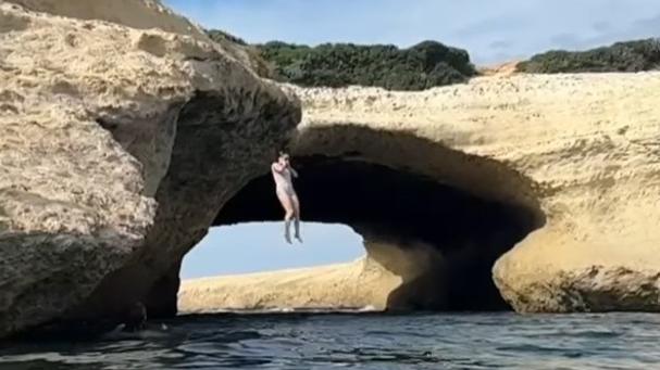 La star del Trono di Spade in vacanza nell’isola: buon cibo e bagno al mare nuda – LE FOTO