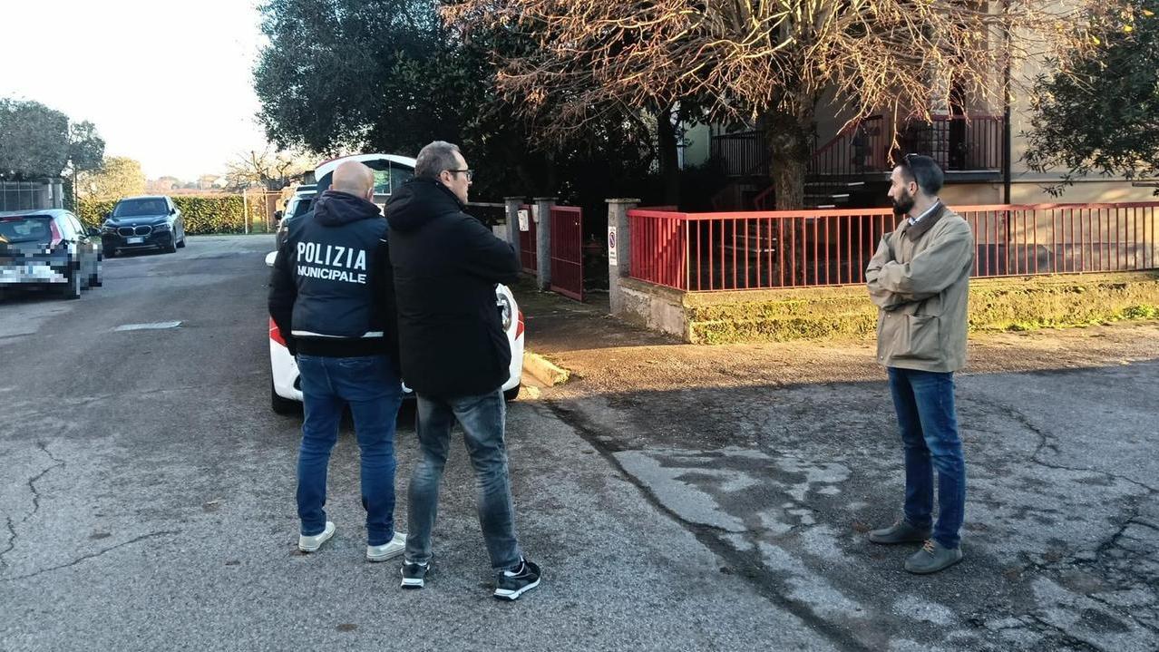 Il figlio di 32 anni morto e nascosto in una cassapanca in casa: i vicini svelano il dramma