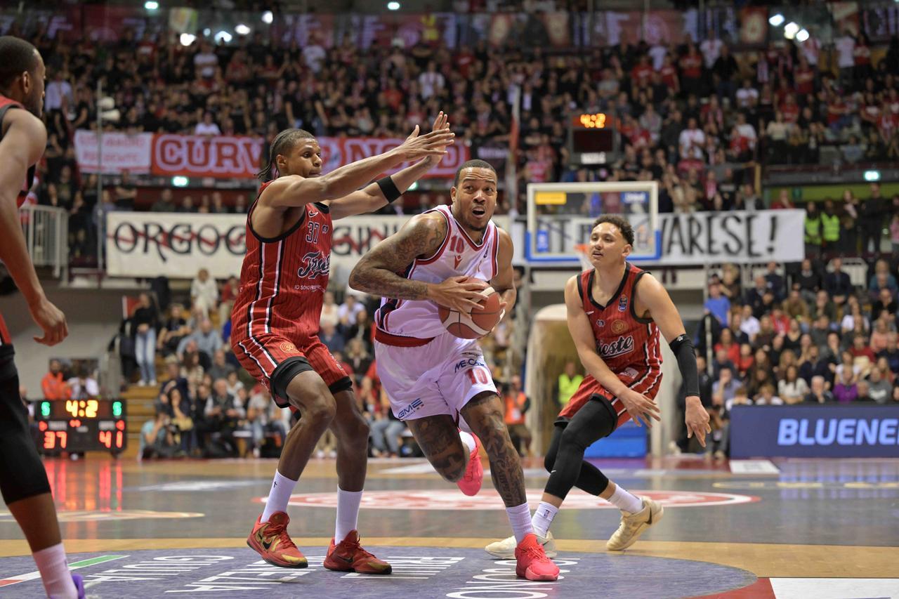 Pallacanestro Reggiana, è notte fonda: Trieste rimonta lo svantaggio e vince dopo un supplementare