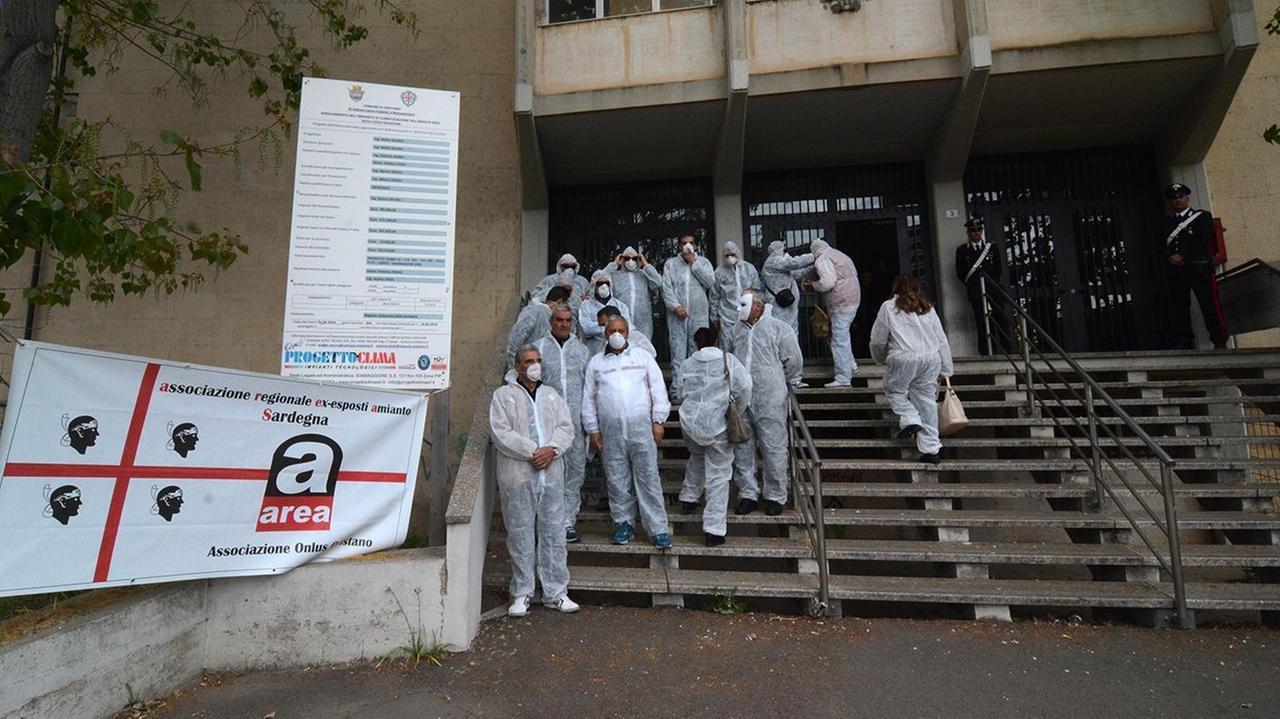 Morti per amianto, rinvii a catena al processo e la prescrizione incombe