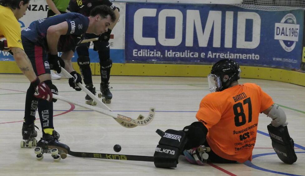 Un'uscita del portiere del Lodi, Leonardo Barozzi, su un attacco del Forte dei Marmi (foto Paglianti)