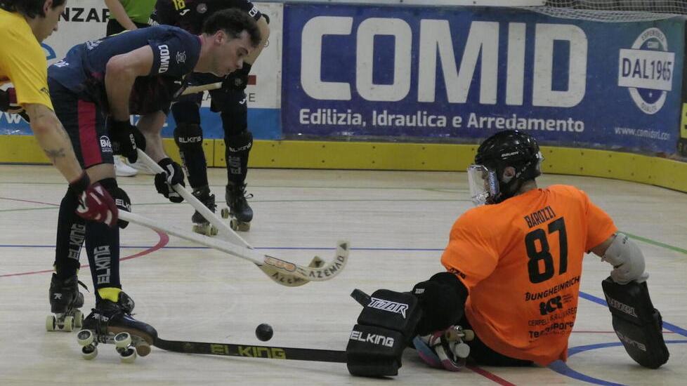 Un'uscita del portiere del Lodi, Leonardo Barozzi, su un attacco del Forte dei Marmi (foto Paglianti)