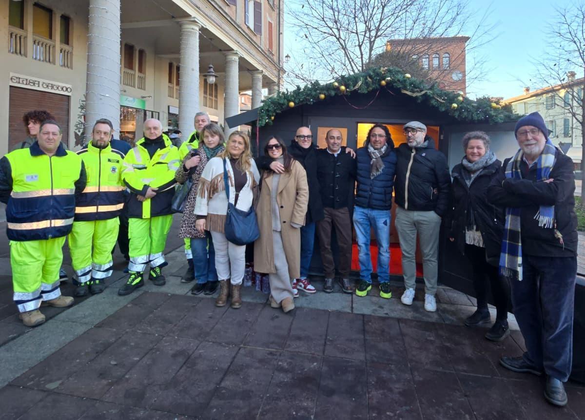 Dopo l’incendio doloso, due aziende donano a Scandiano una nuova casetta di Babbo Natale