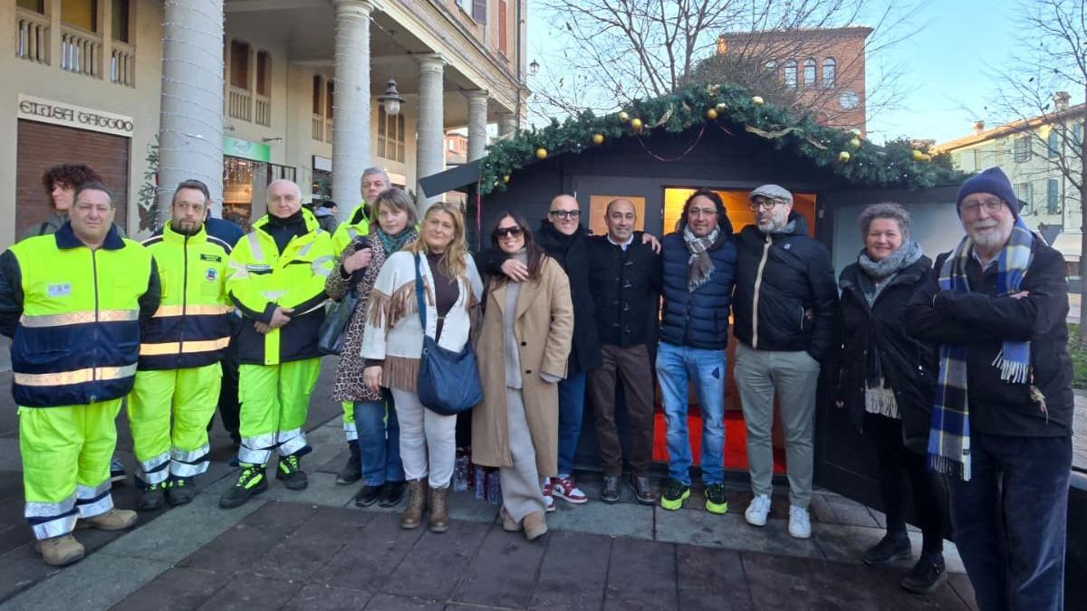 Dopo l’incendio doloso, due aziende donano a Scandiano una nuova casetta di Babbo Natale