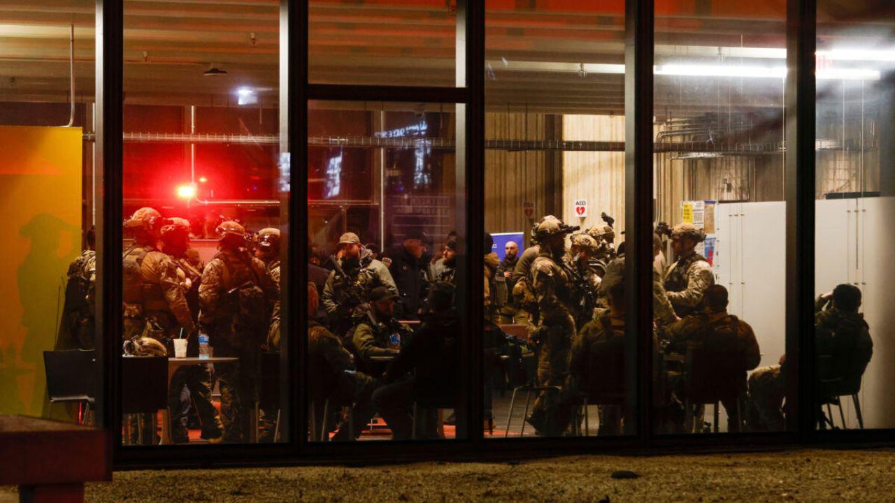 
	La polizia sul posto (foto da&nbsp;<a href="https://www.lapresse.it/esteri/2025/12/14/sparatoria-alla-brown-university-di-providence-morti-due-studenti/">LaPresse</a>)

