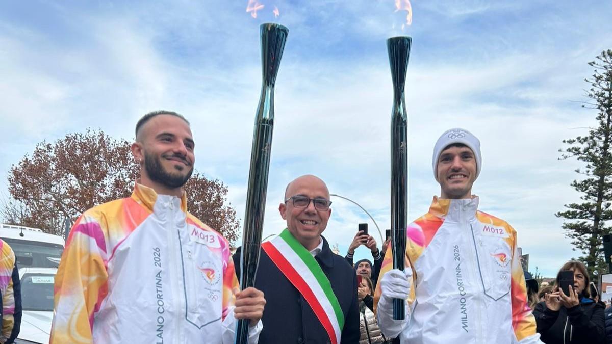 
	I tedofori Lorennzo Patta e Stefano Oppo, al centro il sindaco Massimiliano Sanna (foto Francesco Pinna)


