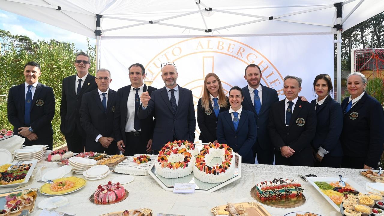 
	I festeggiamenti a scuola (foto dalla pagina Fb dell'Ipsar)

