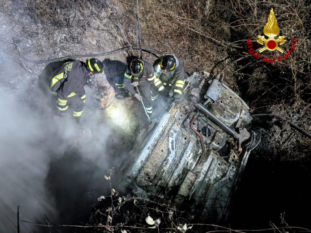 
	L'intervento dei vigili del fuoco per spegnere le fiamme

