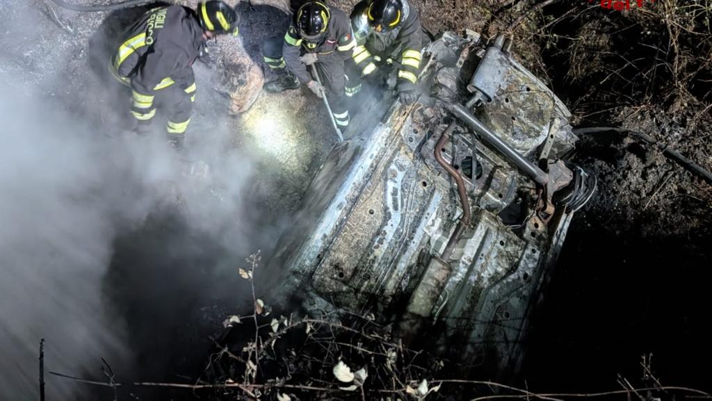 L'intervento dei vigili del fuoco per spegnere le fiamme