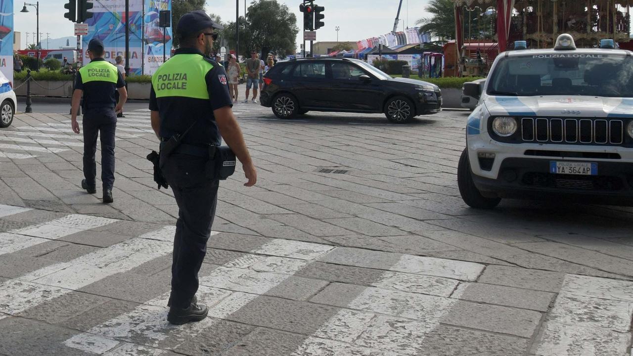 Olbia, niente piercing né tatuaggi visibili e offensivi: ecco le nuove regole per entrare nella polizia locale