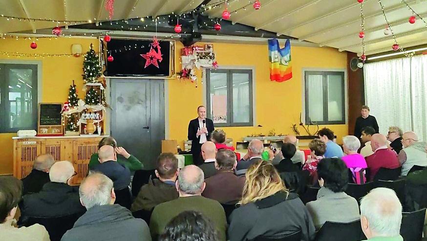 L'assemblea al circolo Arci di Paperino