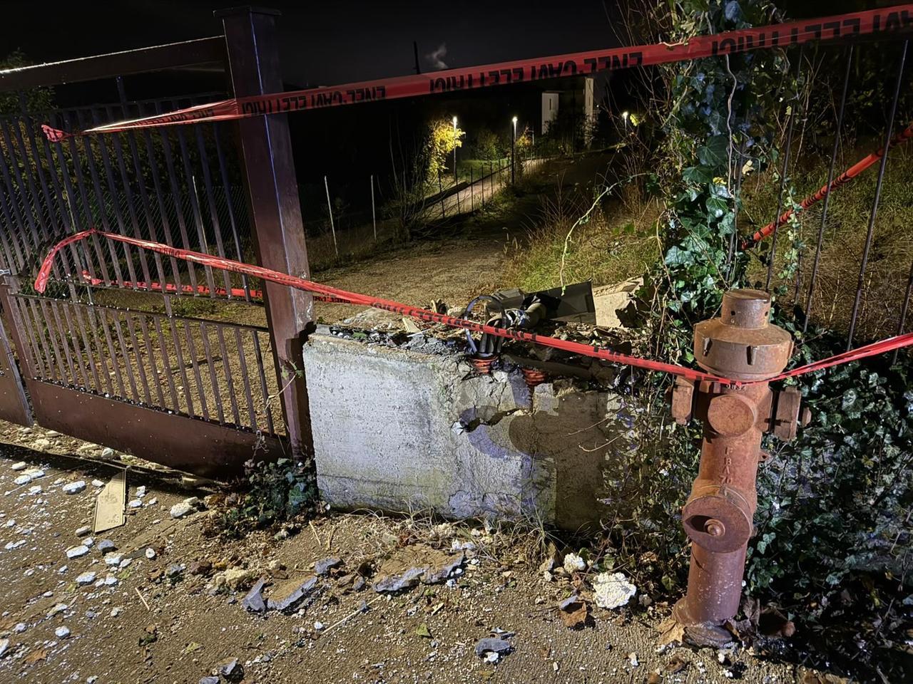 
	La cabina elettrica danneggiata dalla bomba carta

