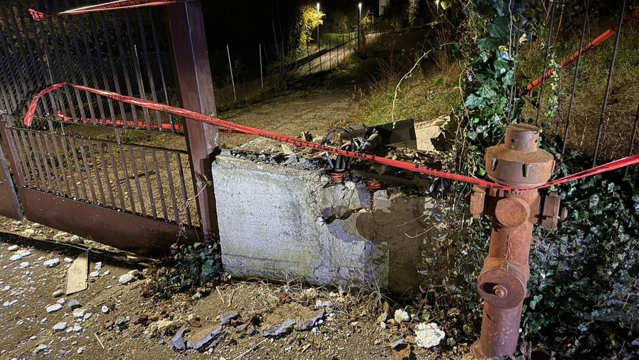 La cabina elettrica danneggiata dalla bomba carta