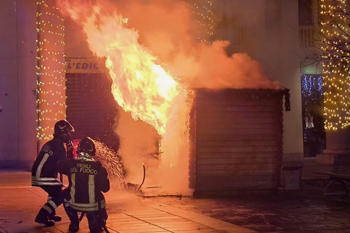 Denunciato per il rogo che ha distrutto la casetta di Babbo Natale