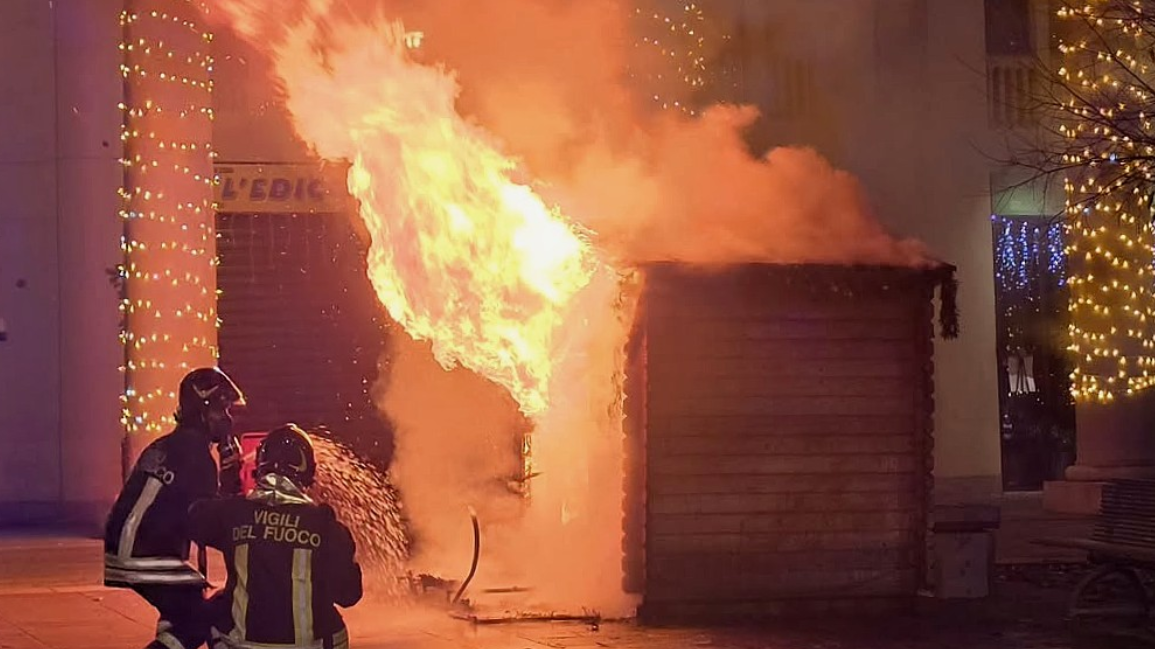 Denunciato per il rogo che ha distrutto la casetta di Babbo Natale