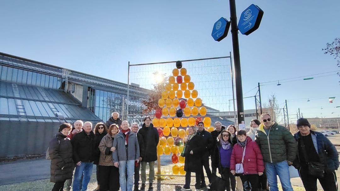 «Basta morti sul lavoro», l’albero di caschi di Anmil