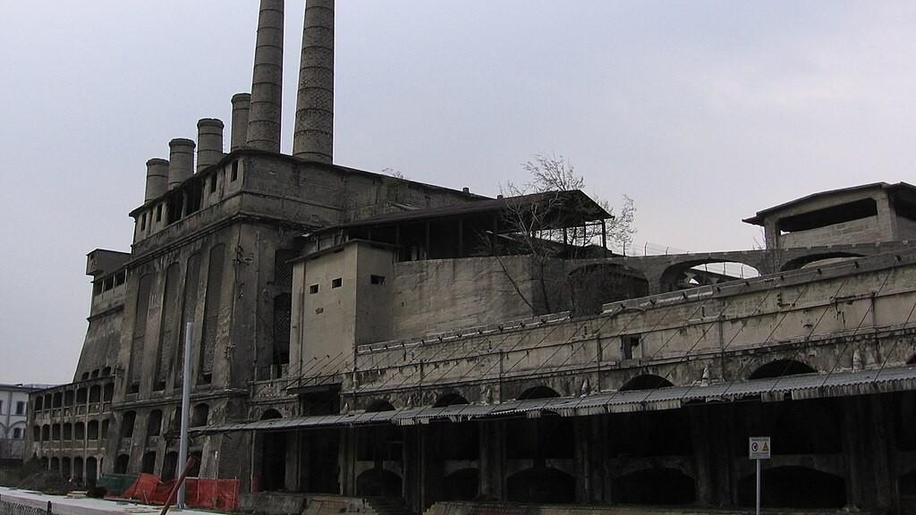 Precipita dal tetto di un capannone e muore a 19 anni: stava facendo Urbex – che cos’è