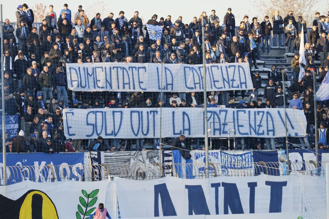 
	Lo striscione polemico dei tifosi biancazzurri (foto Giovanni Tarducci)

