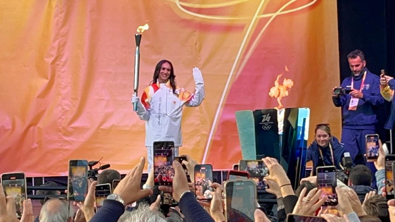 Dalia Kaddari accende il braciere sul palco di via Roma a Cagliari - foto di Mario Rosas