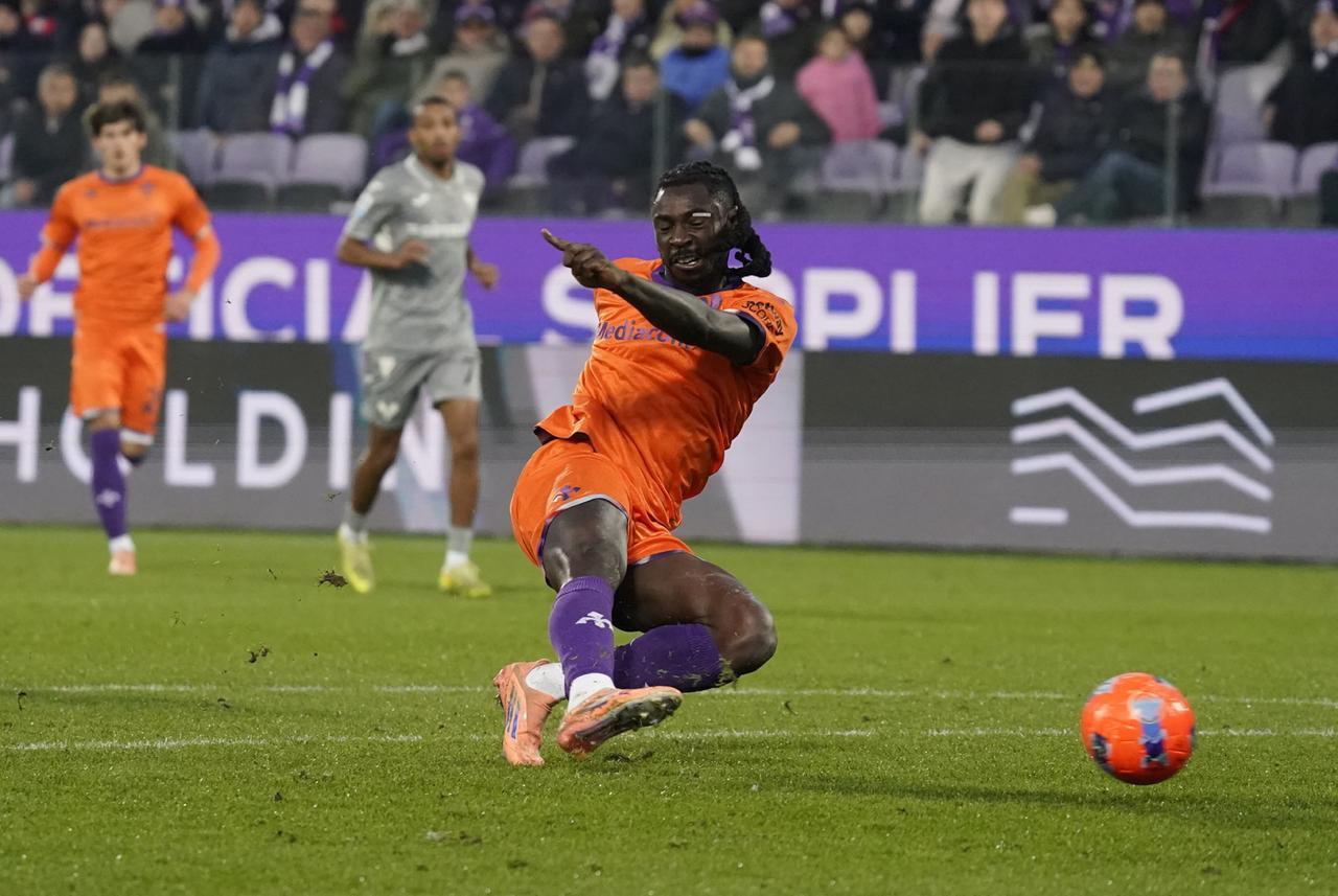 Fiorentina, un incubo senza fine: il Verona vince al 93’. Giocatori in lacrime, contestazione dei tifosi